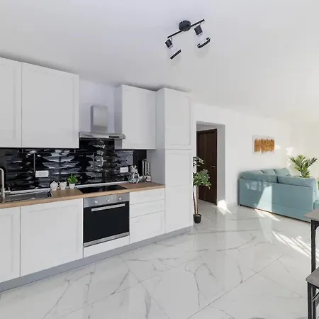 Apartament Gorgeous In With Kitchen *