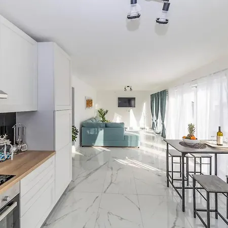 Apartament Gorgeous In With Kitchen Petrčane