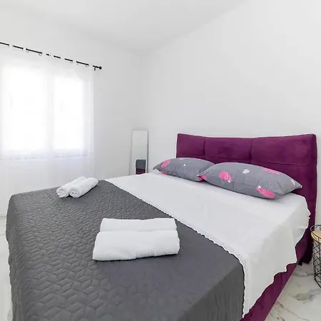 Apartament Gorgeous In With Kitchen Petrčane
