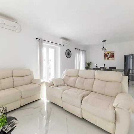 Apartament Gorgeous In With Kitchen